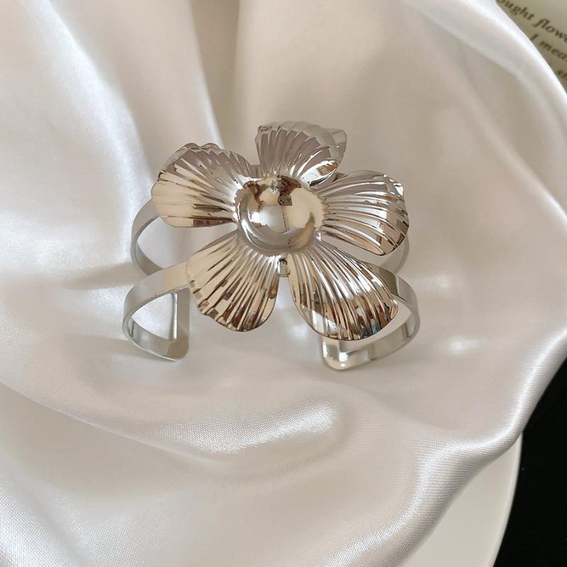 Metal flower pattern opening bracelet casual fashion personality temperament bracelet light luxury niche jewelry