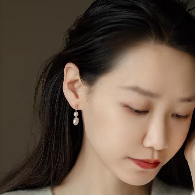 Puces d'oreilles en perles naturelles, boucles d'oreilles sans lobe pour femmes, boucles d'oreilles baroques, boucles d'oreilles en forme de spirale anti-moustiques, boucles d'oreilles haut de gamme de luxe léger, tendance rétro