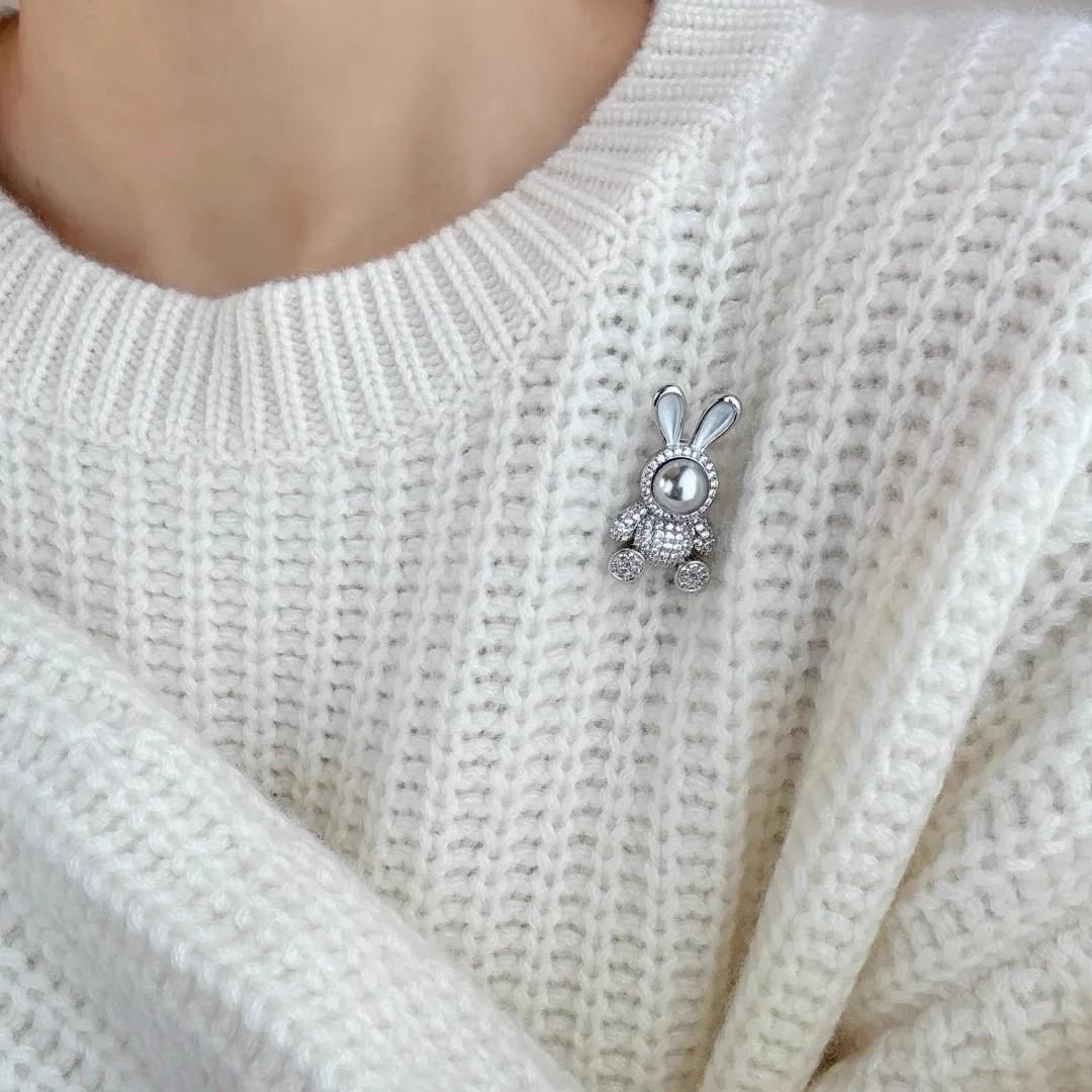 

Shijia Pearl & Diamond Rabbit Brooch: Cute, Exquisite, Light Luxury for Women.