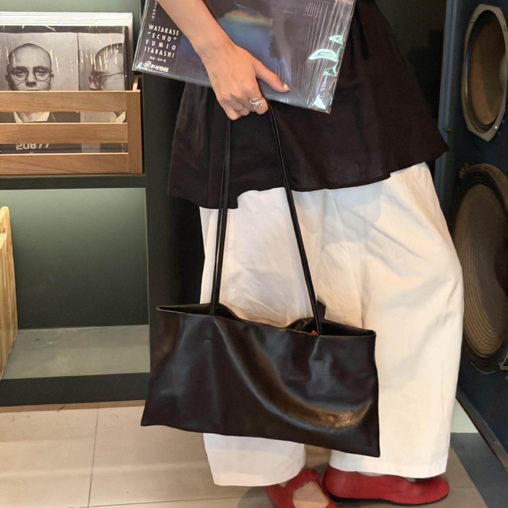 Tote Bag - A Niche Minimalist Style Commuter Single Shoulder Bag with A Basket On The Shoulder and An Elastic Strap for The Shoulder.