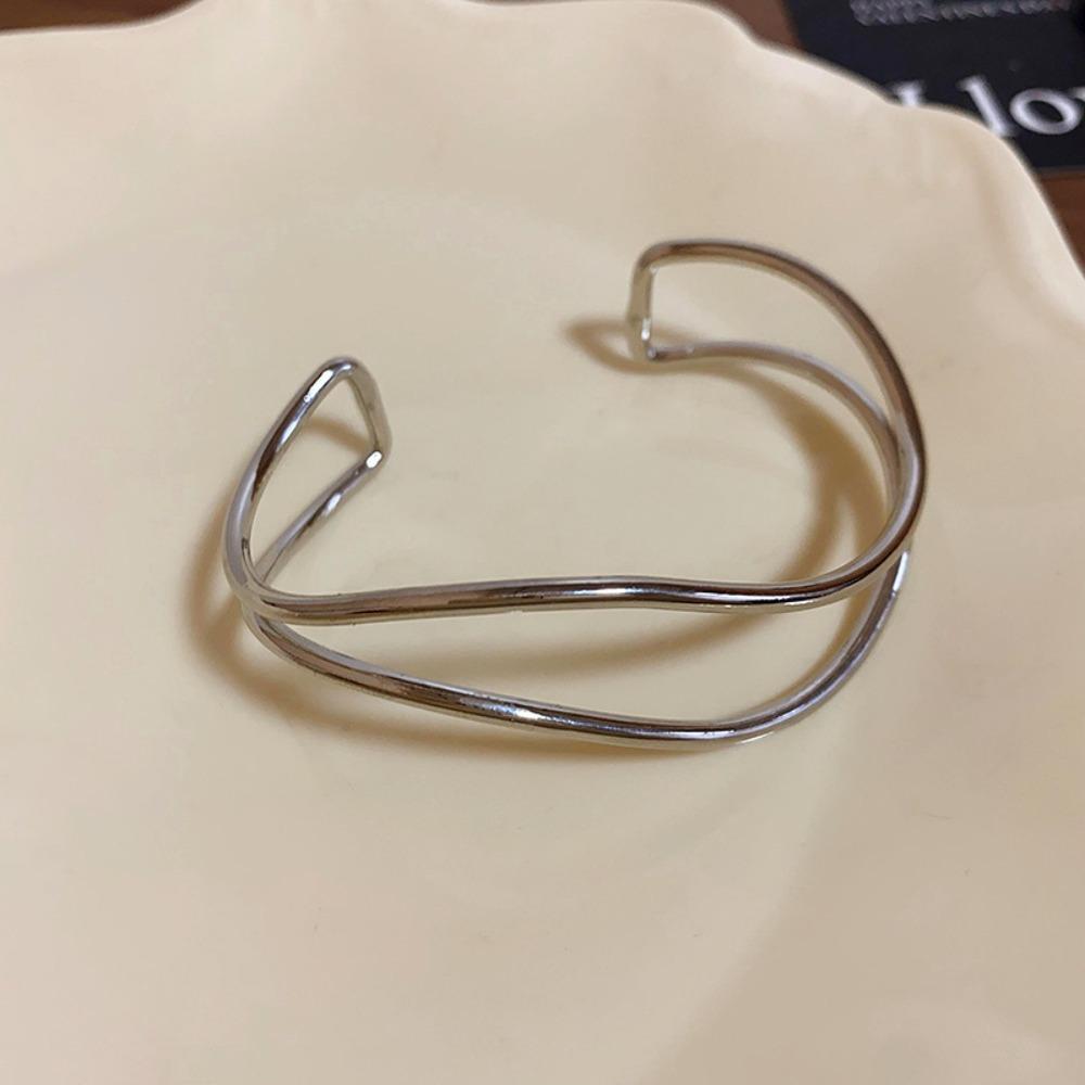 European and American Simple Bracelets, Arm Rings, Niche Cold Wind Temperament Bracelets, High-end Sense and Versatile Jewelry.