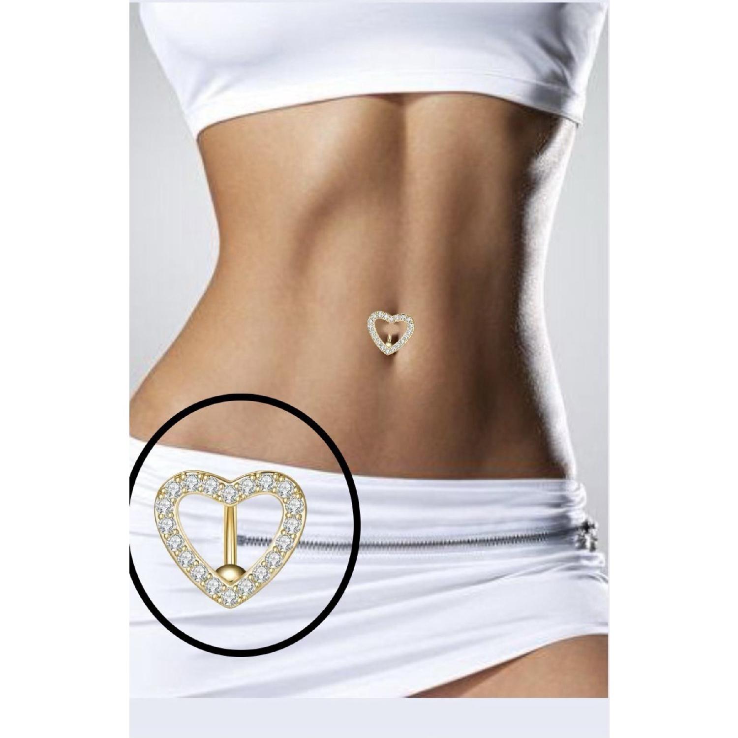 Животы девочек худых. Девушка в шортах и топе. Животы девочек худых. Женский живот. Животы девочек худых.