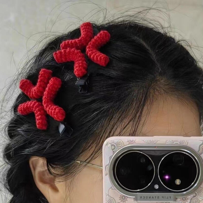 

A crisp, prickly hair pin, a pretty hair pin, a sweat drop, a tangled hair clip Ppachik