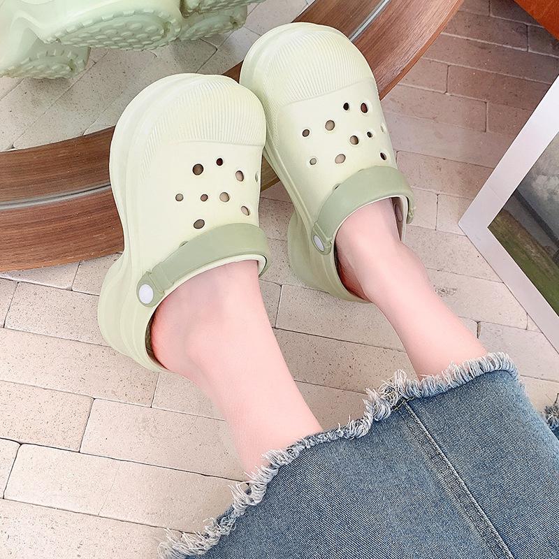 

2025 new hole shoes can be matched with accessories, breathable cool slippers, white and black women s thick soles increase the height, casual and 39-40 бежевий