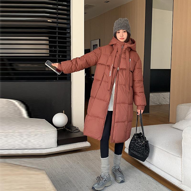 The big quilt is thickened with a new loose down padded jacket for the winter of 2025, and a women's long over-the-knee cotton jacket