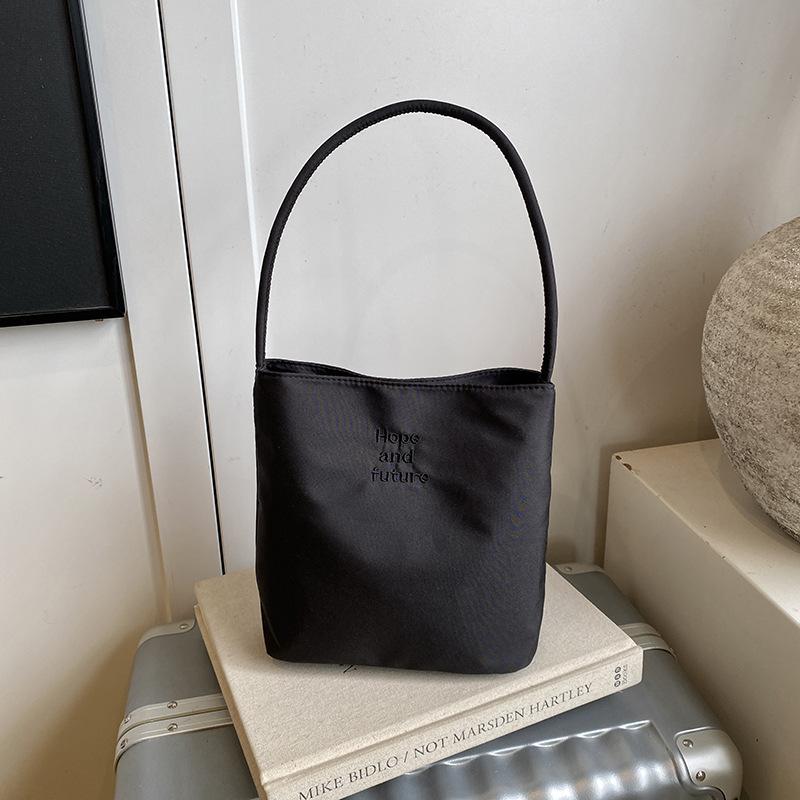 

Niche design armpit bag large capacity bucket tote bag simple shoulder bag women s new fashion commuter bag