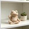 Meditatieve Kikkerbeeldje 3D Geprint Grappige Zen Yoga Kikker Tuinbeeld met Middelvinger voor Bureau Planken Huis Kantoor Terras Decoratie
