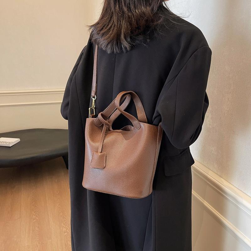 Texturovaná měkká kůže přenosná malá taška dámská 2025 nová móda ruční kbelíková taška podzim a zima všestranná retro crossbody taška