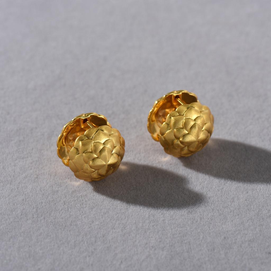 Original Design Simple Fashion Retro Niche Metal Wind Flower Pattern Ear Buckle Gold Versatile Earrings Women