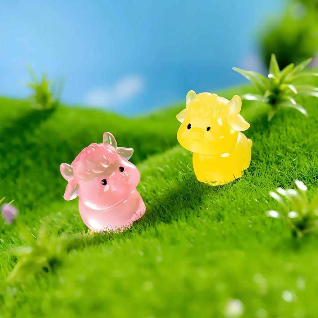 10 / 20PCS Glow In The Dark Cow Figurines Luminous Mini Resin Christmas Decor Ideal For Xmas Tree Fairy Garden Holiday Present