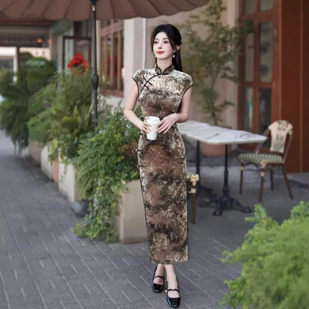 1011 autumn models are on the market, retro slim-fitting and improved split-fork cheongsam.