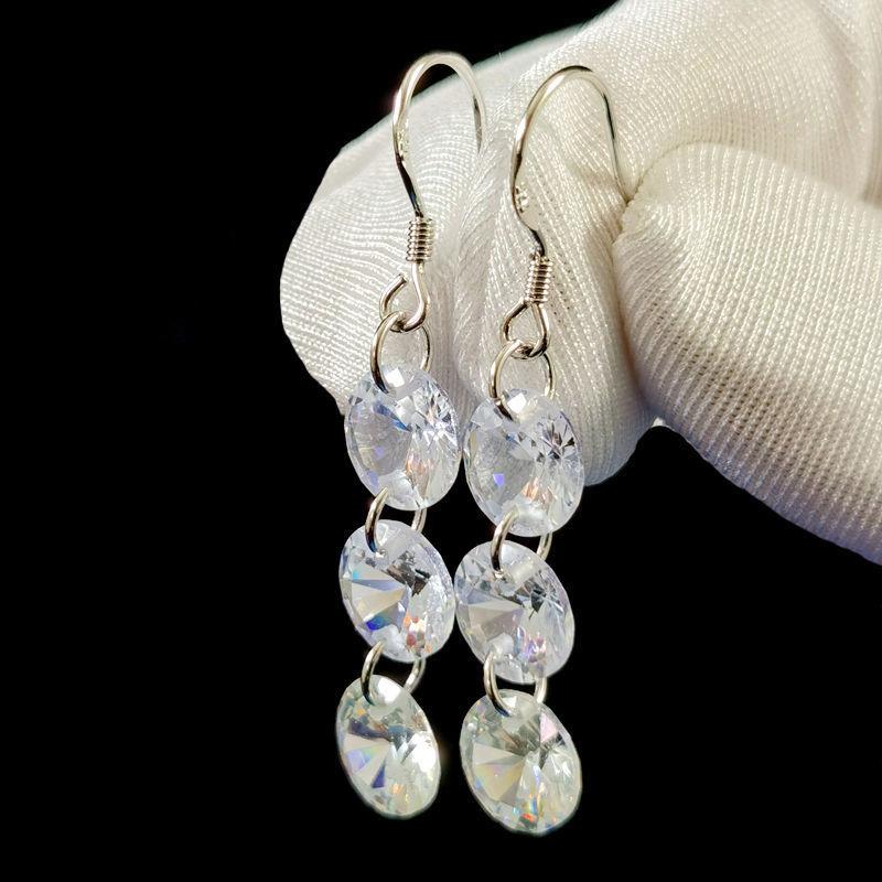 Серьги-кисточки из серебра 925 пробы с длинными кристаллами циркония, подчеркивающие индивидуальность и темперамент, простые и суперблестящие.