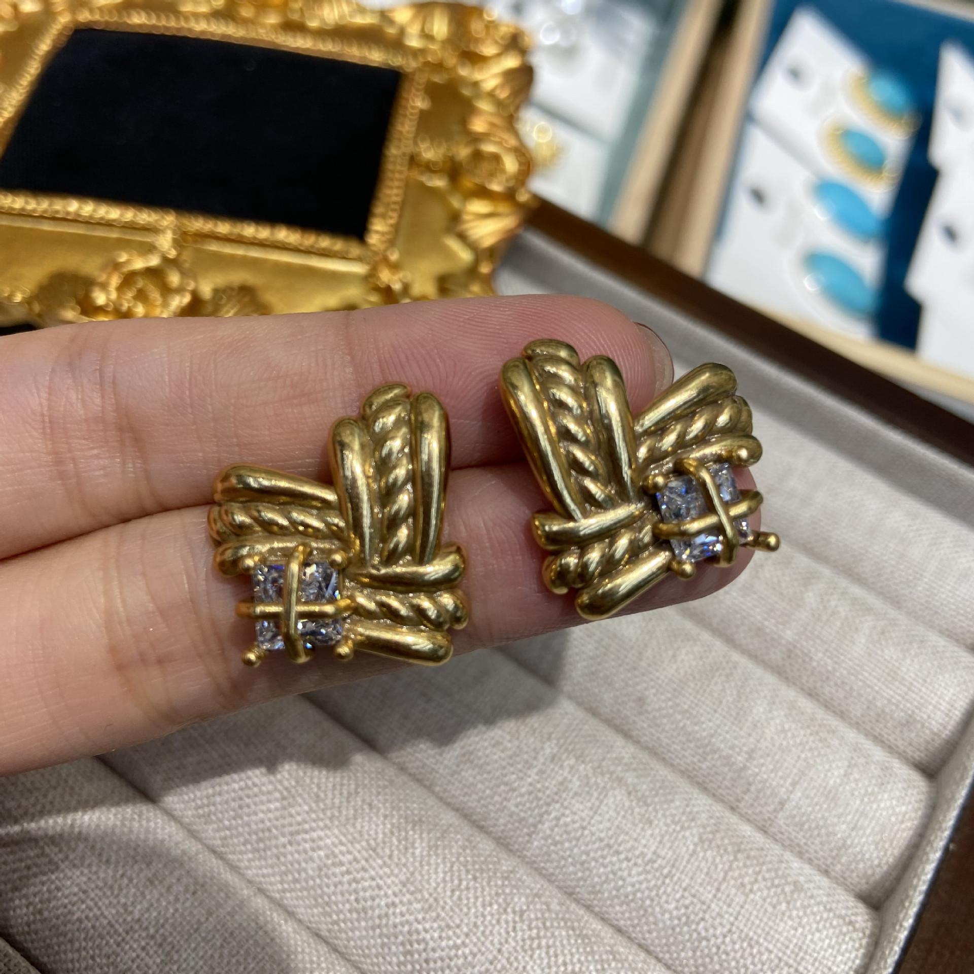 Fashion Russian Russian Gold Woven Texture Stud Earrings, Inlaid With Zircon Design Temperament Retro Stud Earrings