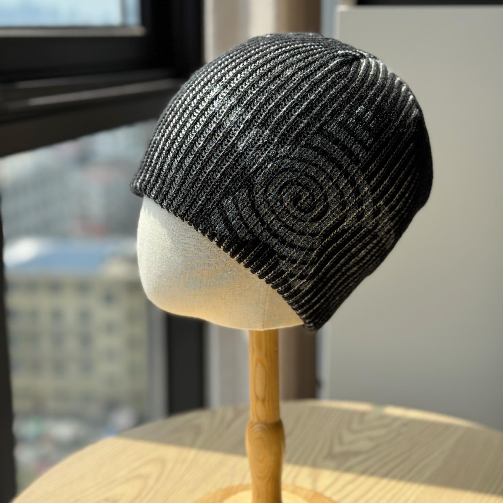 

Новая вязаная шапка для пары с граффити в виде пятиконечной звезды, женская, маленькая, универсальная, теплая, шерстяная шапка, осенне-зимняя, от холода, мужская, трендовая one size