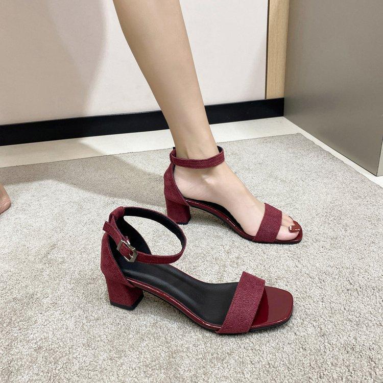 

[Youshilai] Summer women s sandals 2025 new versatile open-toe black one-word with thick heels high heels 40