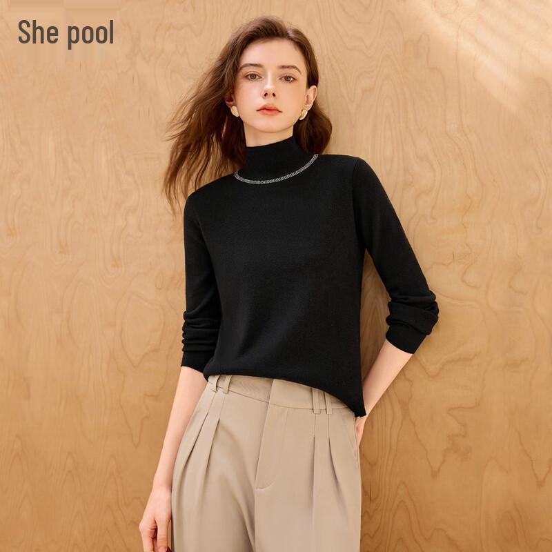 

Женский облегающий вязаный топ с полувысоким воротником и стразами M