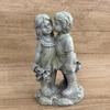 1 Peça Escultura Adorável Crianças Compartilhando um Beijo no Banco Decoração de Sala de Estar Estatuetas Decorativas de Jardim de Fadas