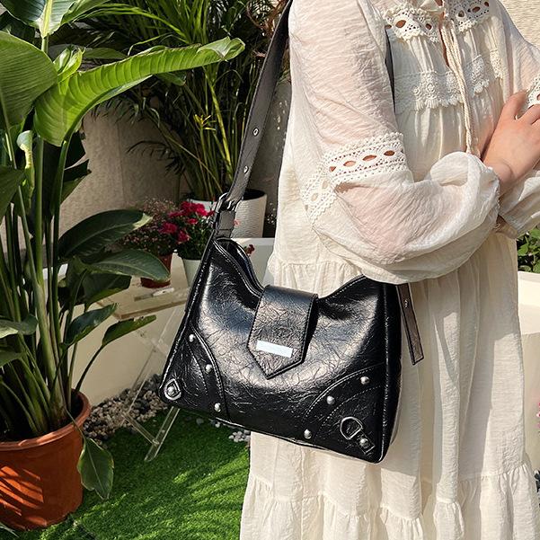 New Large Capacity Retro Tote Bag Trendy Popular Rivet Motorcycle Single Shoulder Bags Simple Versatile  Women's Bag