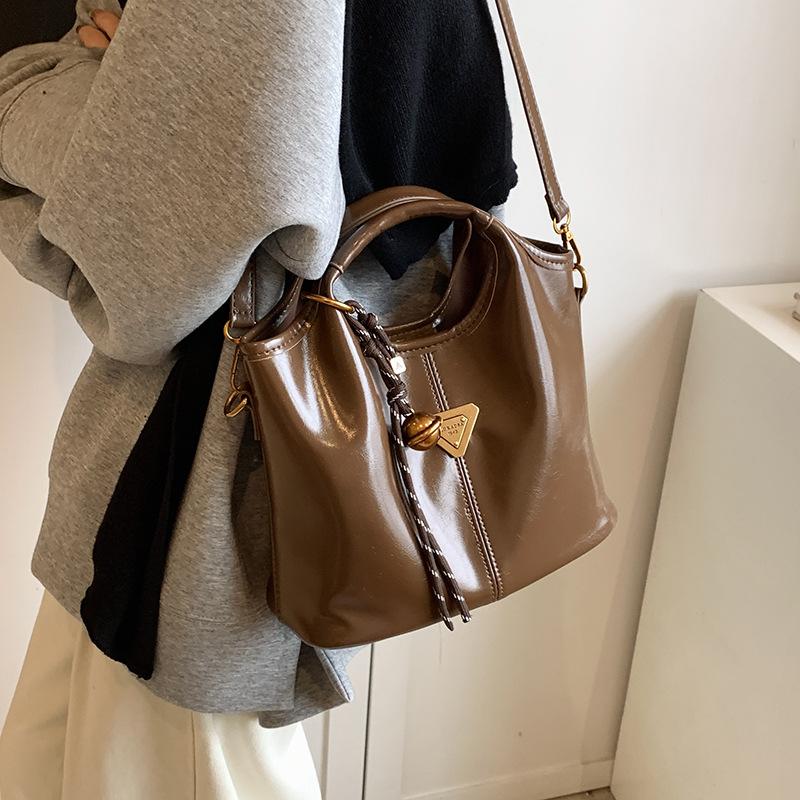 High value retro business style Maillard portable bucket bag commuter versatile messenger mother bag women