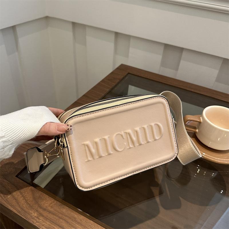

2025 autumn and winter South Korea s new casual versatile casual commuter messenger bag female alphabet indentation simple small square bag хаки