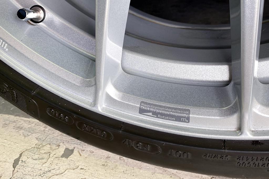 M+ Felgenaufkleber (Dunkles Silber)