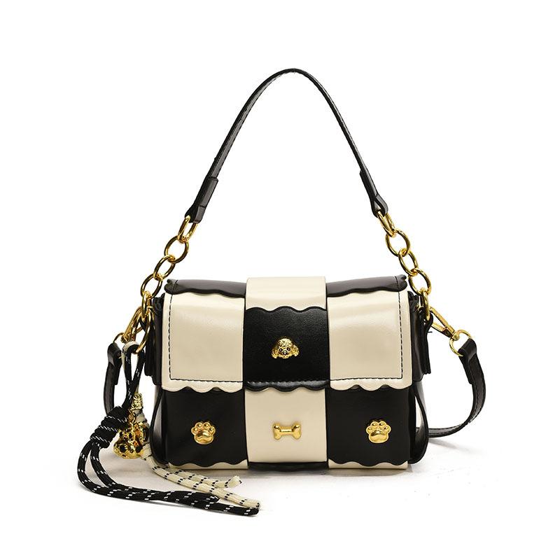 

This year s popular bags 2025 spring new Korean version fashion splicing small square bag personalized rivets niche messenger bag красный