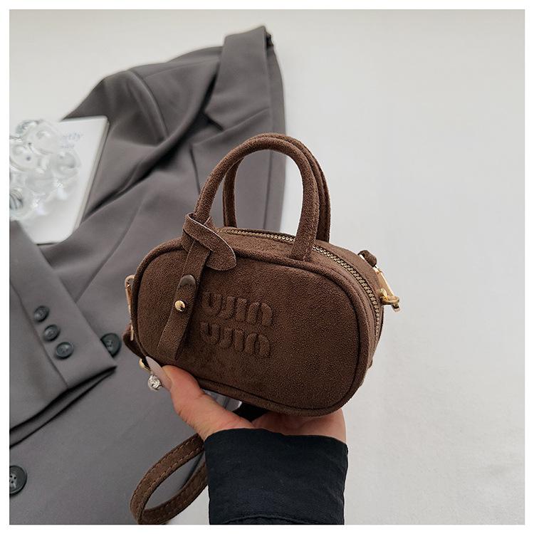 

Ретро нишевая женская сумочка 2025 ранняя осень новая мода универсальная сумка через плечо простая сумка-мессенджер сумка-боулинг кофейный