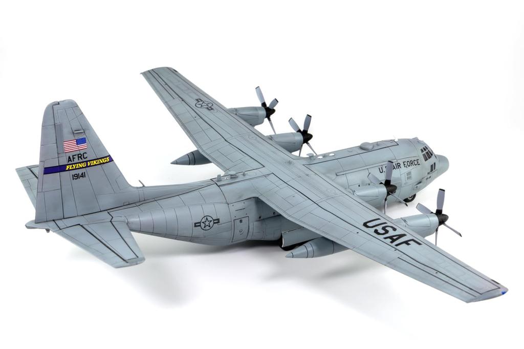 Great Wall Hobby Amerikanisches Transportflugzeug, Gesamtlänge 208 mm, Kunststoffmodell L1011 1/144 C-130H, ca.. (Flugzeug)