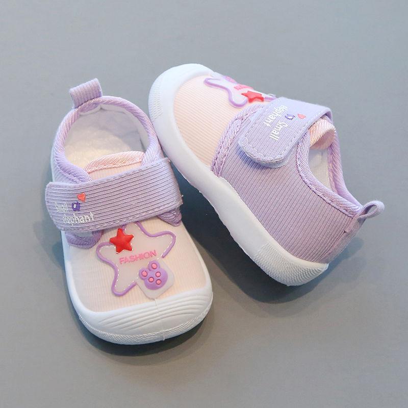 Nowe buty do chodzenia dla niemowląt, zarówno dla chłopców, jak i dziewczynek, to miękkie, oddychające buty z tkaniny, które będą wydawać dźwięk