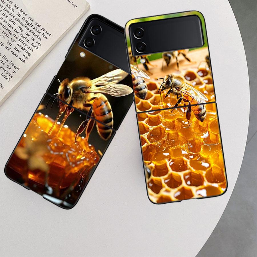 Bees and Honey in the Honeycomb Phone Case For Samsung Z Flip 7 6 5G Galaxy Z Flip 5 4 3 Black Hard Cell Cover Luxury PC Shell
