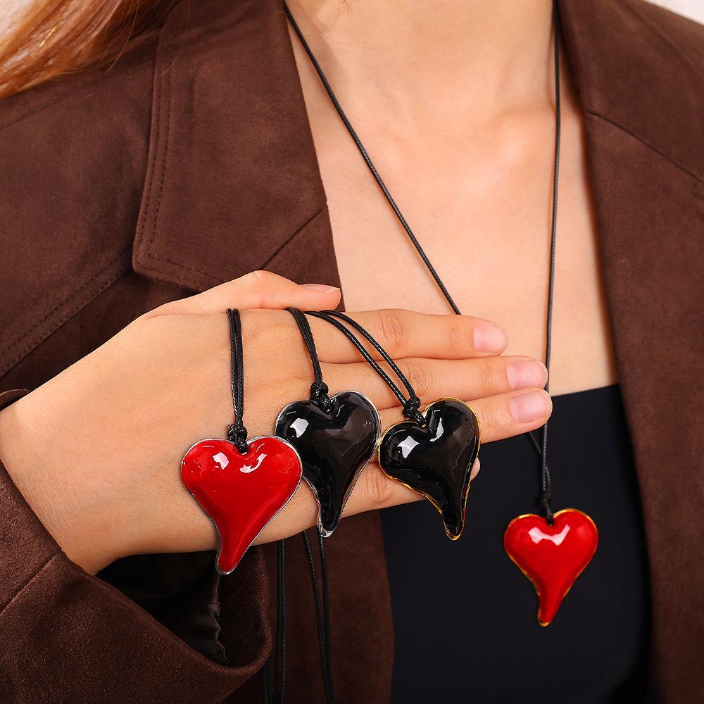 Winter vielseitig Retro-Stil schwarze Seilkette Liebes-Schmetterling-Anhänger Persönlichkeit Nischen-Design Pulloverkette Damen