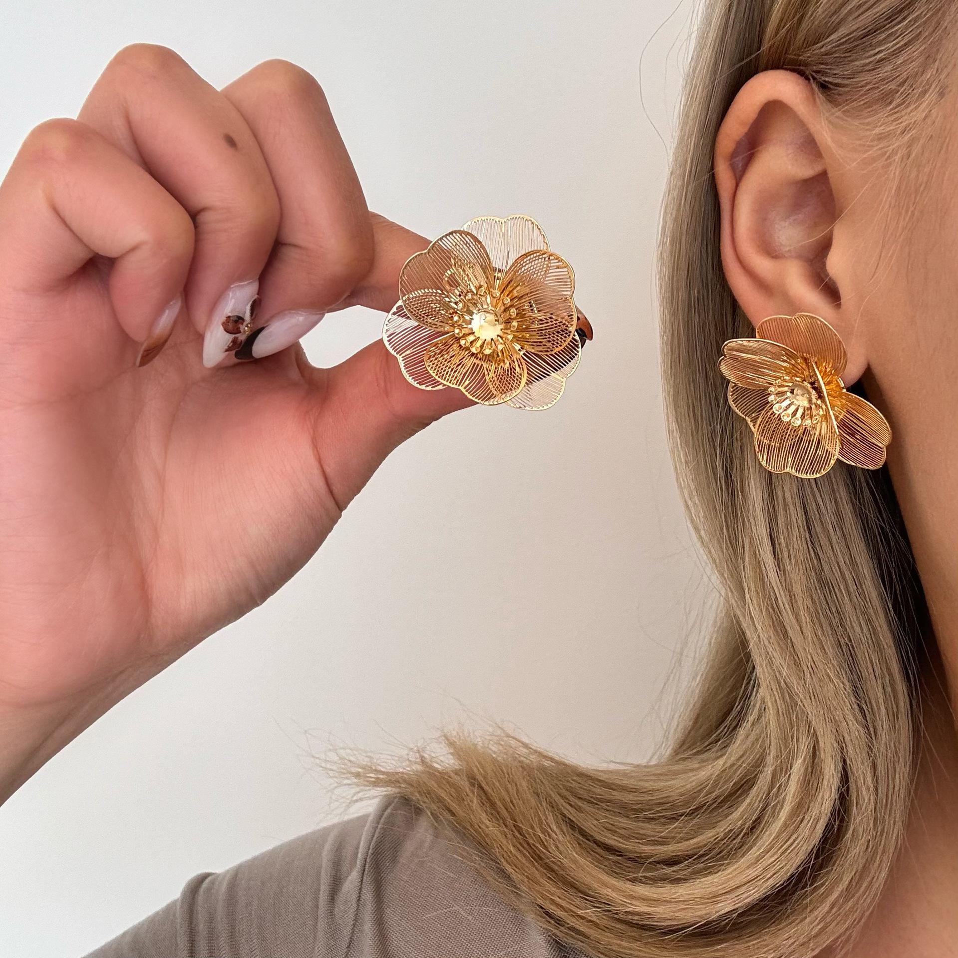 European & American Cross-border Metal Round Tassel Earrings: High-End, Fashionable, Versatile Ear Studs with a Luxurious Style.