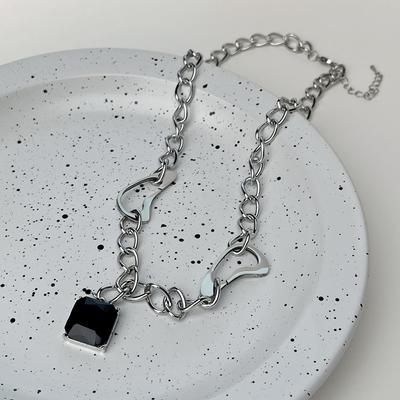 Collier avec pierre précieuse carrée noire pour femmes, nouveau design de chaîne de pull de niche, collier pendentif en acier titane de haute qualité, bijoux