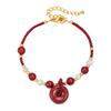 Neuer chinesischer Stil Naturstein- & Süßwasserperlenarmband mit Zinnober-Friedensschnalle und rotem Band.