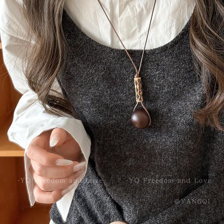 Vintage nieregularny naszyjnik z wisiorkiem - kolor kawy, damski, na długim łańcuszku, dodatek do swetra