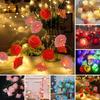 LED lampa s květem růže Realisticky vypadající valentýnská LED lampa na zavěšení na baterie