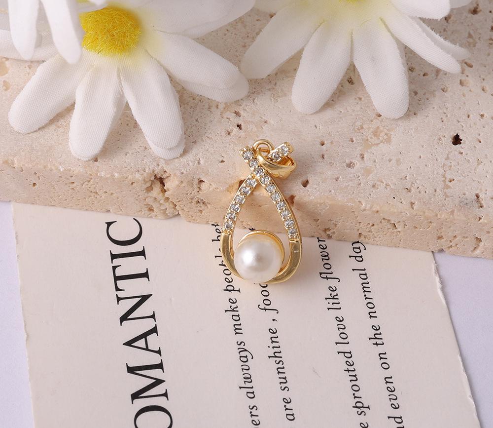 Элегантное золотое колье-подвеска с крестом, стразами и жемчугом 2025