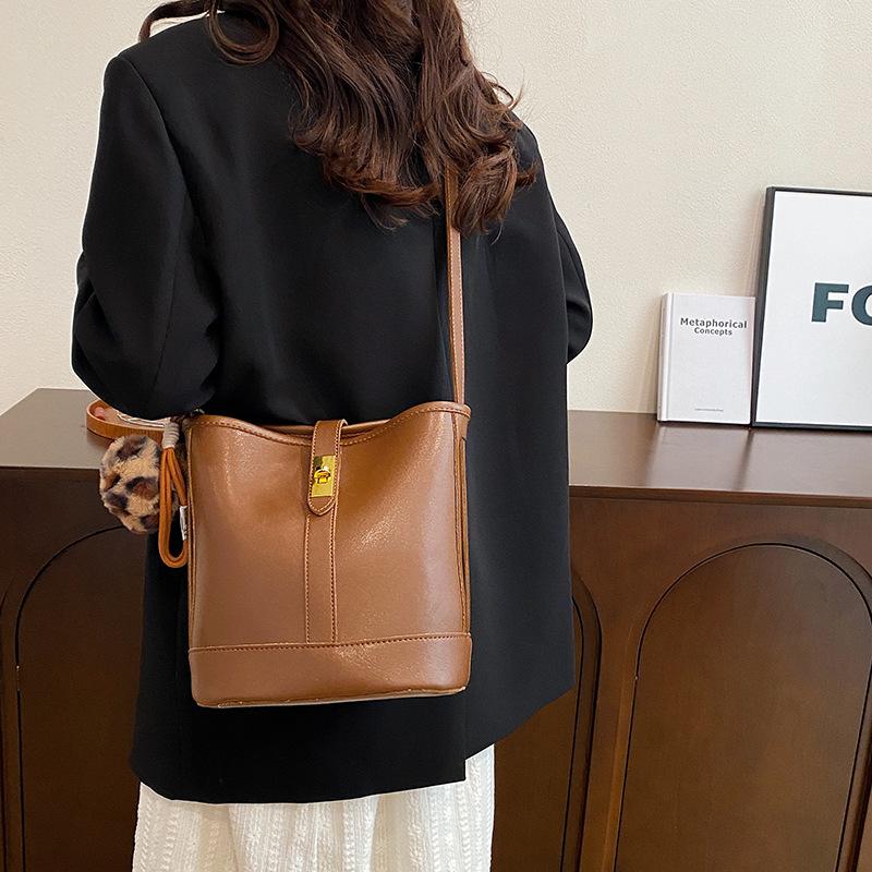 Fashion Trend Shoulder Bag 2025 New Crossbody Bag Simple Versatile Premium Bucket Bag Versatile Women's Bag