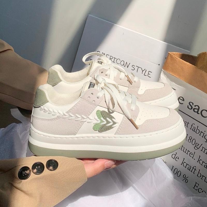 Белые женские туфли. Модные универсальные нишевые кроссовки на толстой подошве весной и летом. Новые повседневные спортивные парусиновые кроссовки. 35