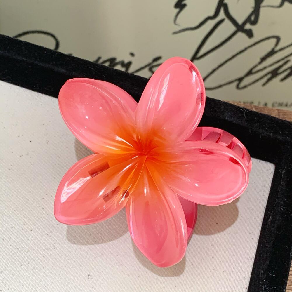Clips Colorat Frangipani Gradient pentru Femei - Accesoriu de Păr cu Floare în Culori Bomboană