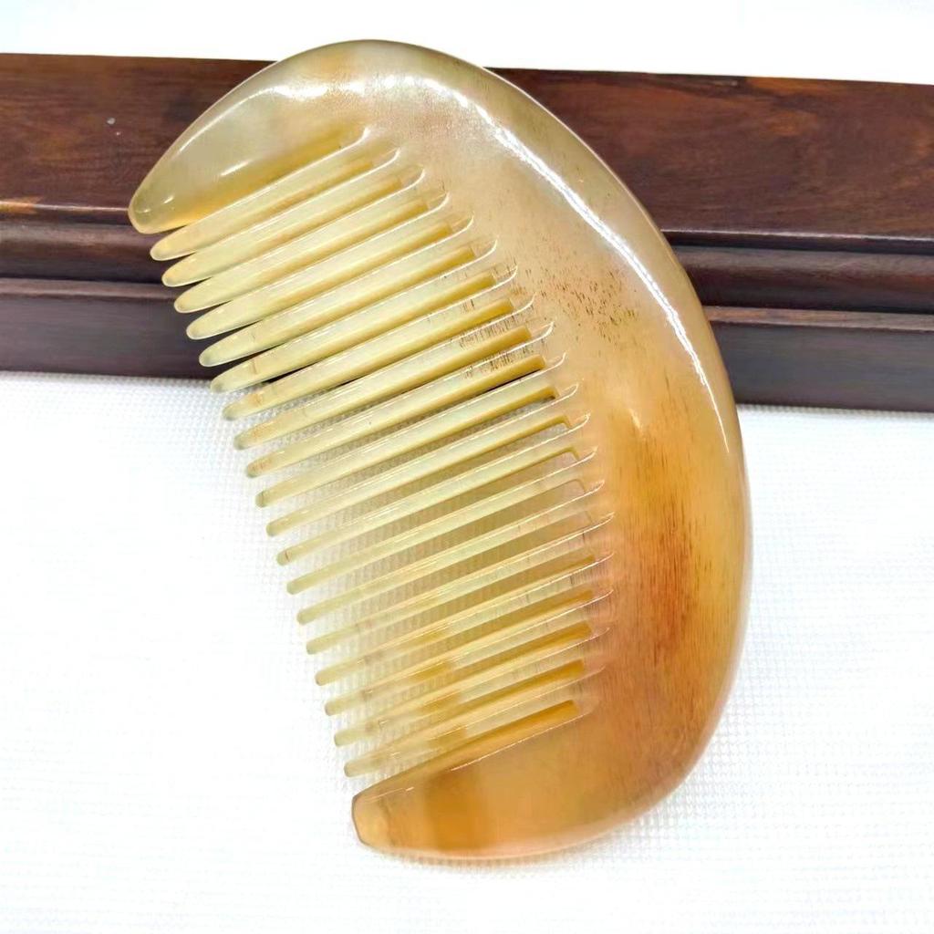 Tragbarer Halbmond-Massagekamm aus Widderhorn - Stiellos, Taschenformat