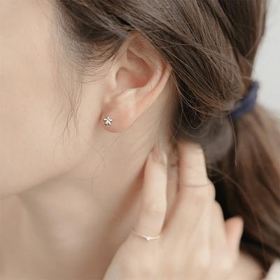 Women's Simple Korean Version of Mini Flower Stud Earrings, Small Earbone Rings, and New Earrings for Sleeping.