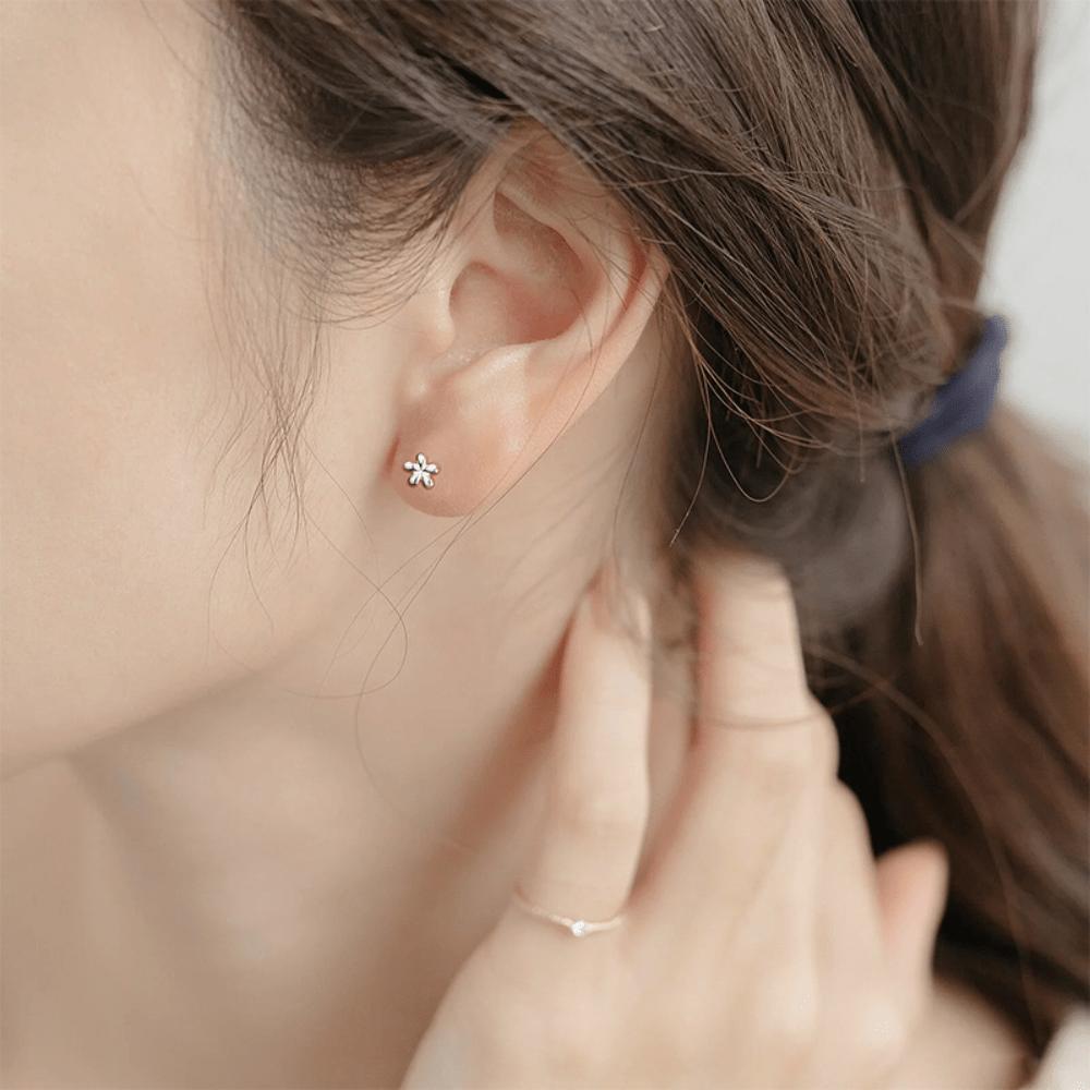 Women's Simple Korean Version of Mini Flower Stud Earrings, Small Earbone Rings, and New Earrings for Sleeping.