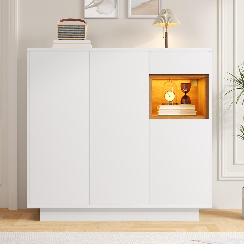This shoe cabinet with one drawer in white and natural wood is perfect for a modern entryway. It offers space for 14–18 pairs of shoes.