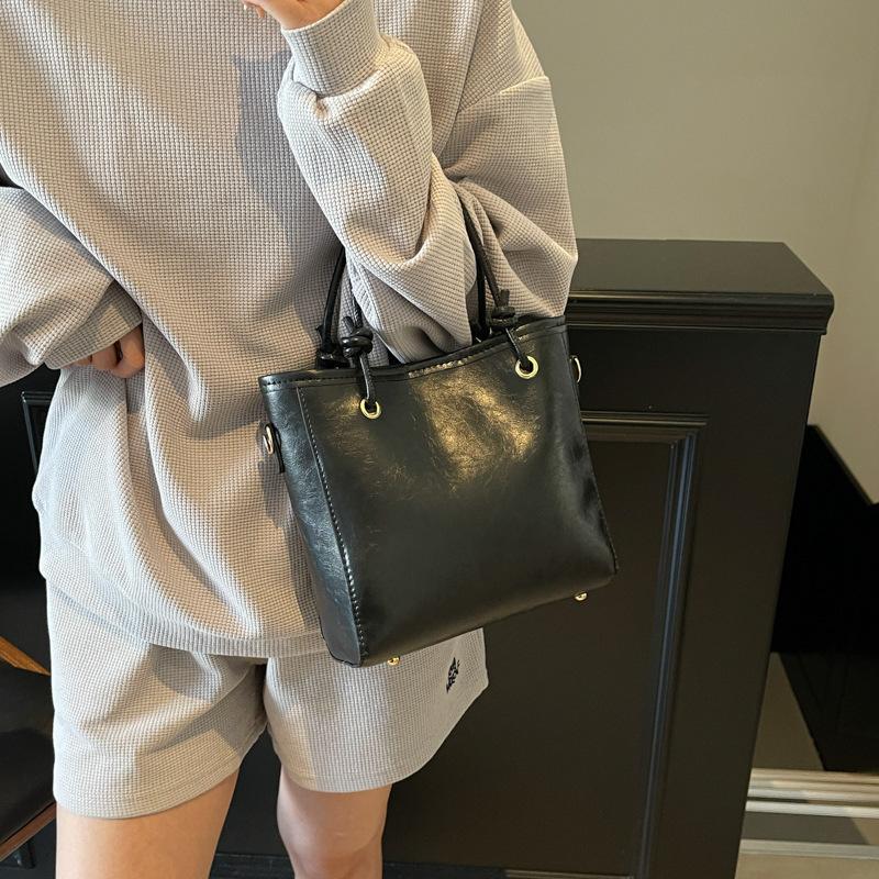 Premium Retro Handbag Women's 2025 Popular Messenger Bucket Bag Textured Commuter Shoulder Bag