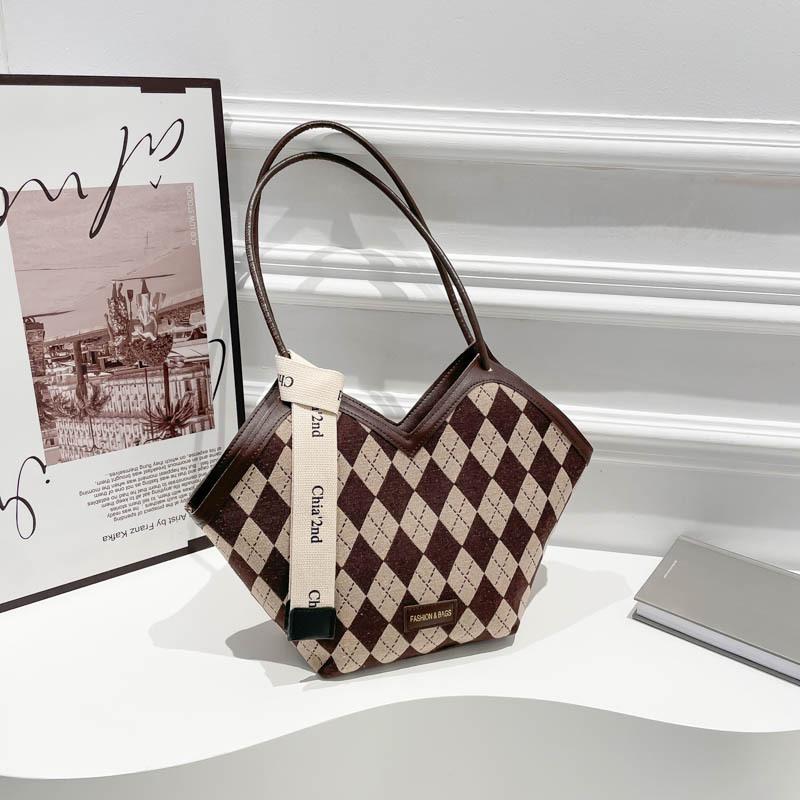 

Trendy new plaid shoulder bag women s winter fashion large-capacity commuting versatile casual underarm bag personalized niche