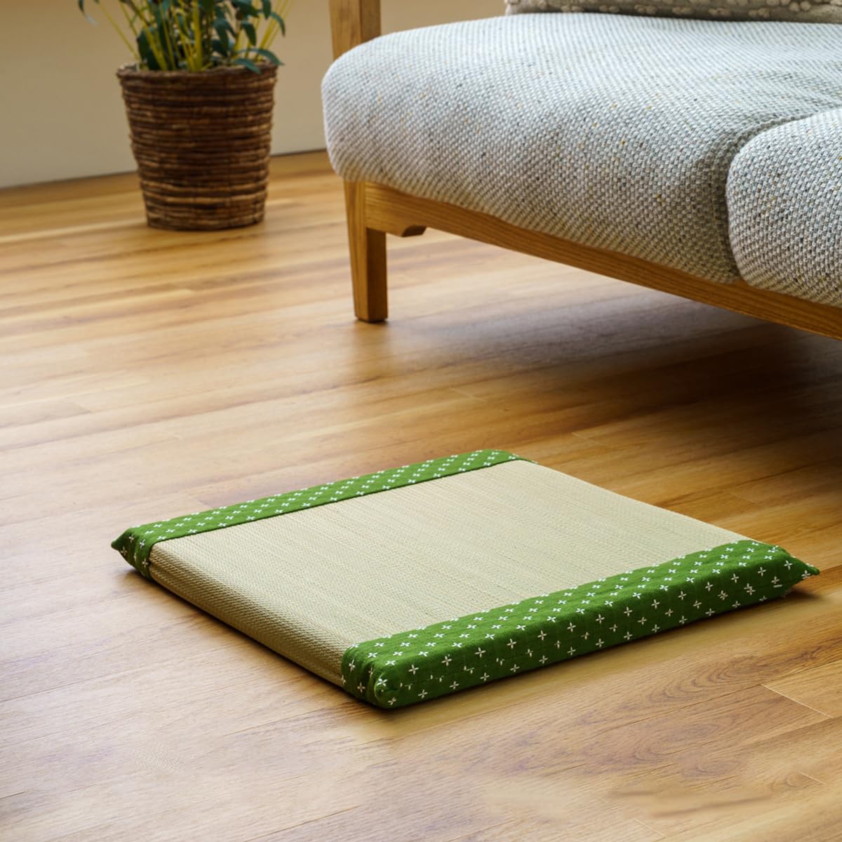 

Подушка Ikehiko Igusa Zabuton японская квадратная Shiori зеленая 40 x 40 см индийская хлопковая сашико прочная простая двусторонняя