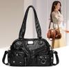 Bolsa Hobo Feminina de Couro Texturizado Preta com Múltiplos Bolsos Transversal de Ombro Moda Casual Bolsinha Diária