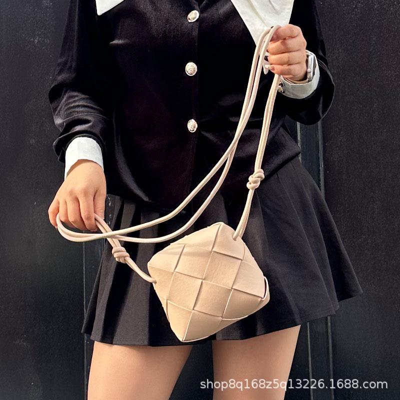 2024 Fashion Knot Hand-Woven Cowhide Crossbody Bag