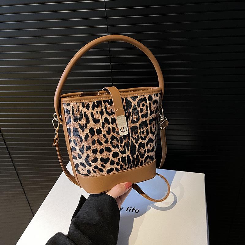 

Женская модная сумка-тоут кроссбоди с леопардовым принтом для осени/зимы 2024 Without Pendant темно-коричневого